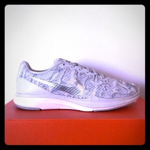 BRAND NEW Nike In-Season Trainer 7!!!